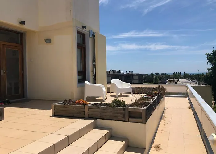 Beautiful Penthouse Apartment With Terrace - 4 Minute Walk To The Beach